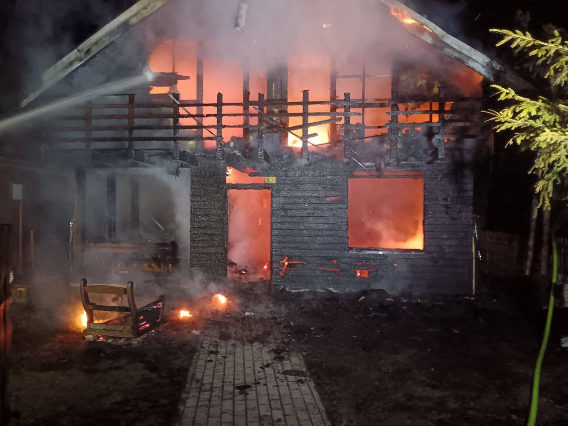 Domek letniskowy w Okunince stanął w ogniu [ZDJĘCIA]