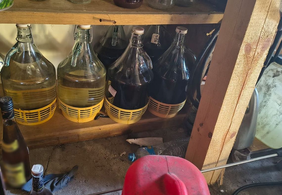 Domowa bimbrownia w garażu. Zabezpieczono aparaturę i blisko 60 litrów alkoholu Domowa bimbrownia w garażu. Zabezpieczono aparaturę i blisko 60 litrów alkoholu