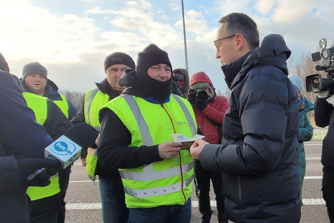 Dorohusk. Minister Infrastruktury spotkał się z protestującymi przewoźnikami i podzielił opłatkiem