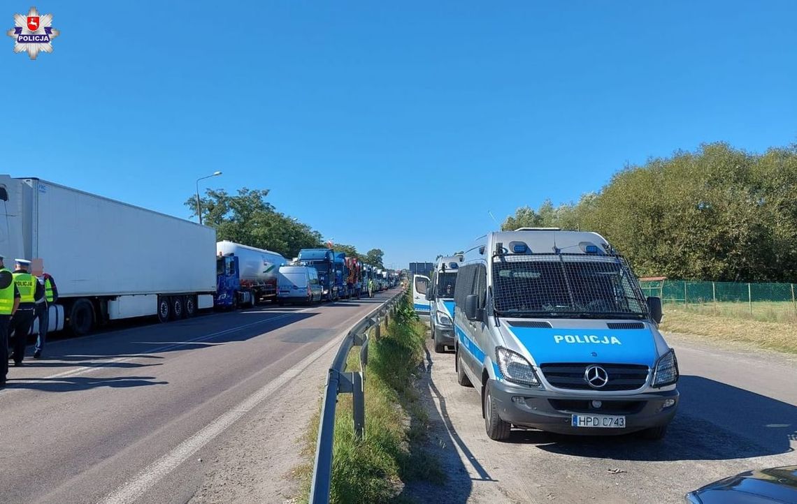 Dorohusk. Protest przewoźników. Chcą dodatkowych pasów. Blokują krajową dwunastkę!