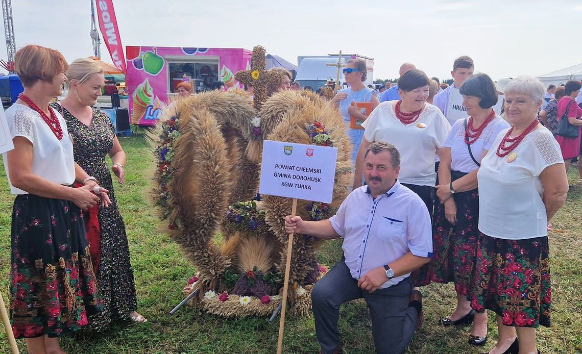 Wieniec dożynkowy z reprezentacją KGW w Turce