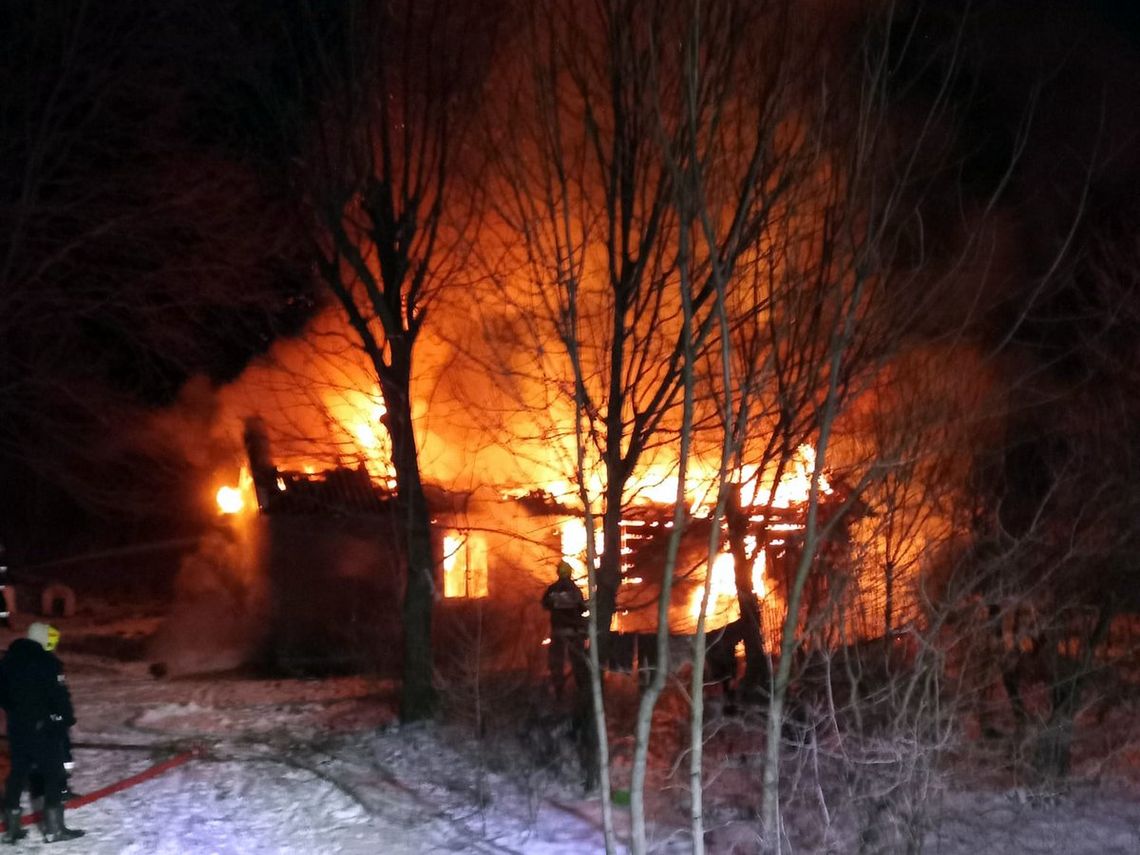 Kobieta uciekła z płonącego domu, jej schorowany mąż zginął w ogniu [FOTO]