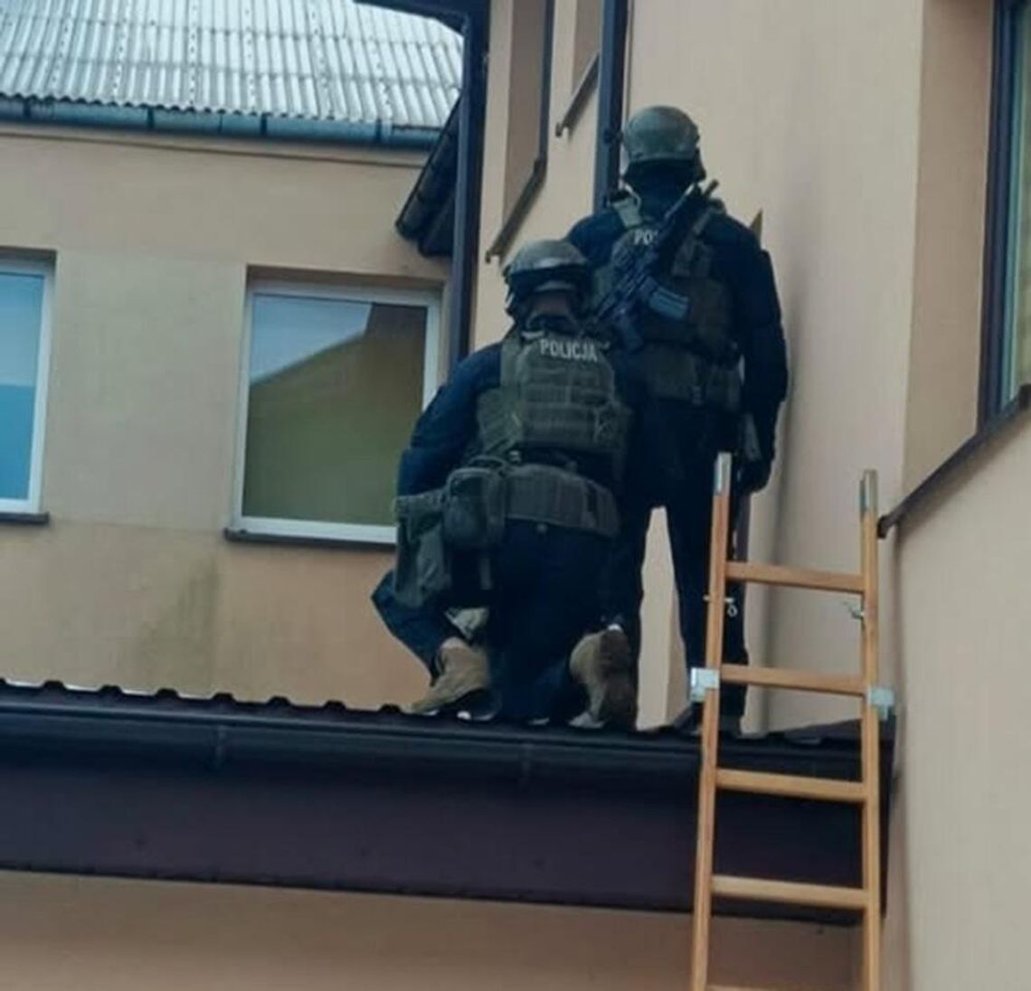 Dramatyczne chwile we Włodawie. 35-latek zabarykadował się w mieszkaniu Dramatyczne chwile we Włodawie. 35-latek zabarykadował się w mieszkaniu