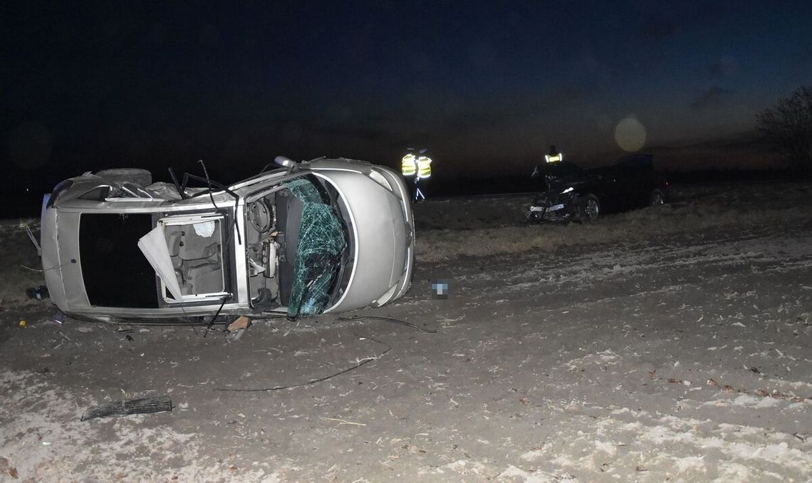 Dramatyczny finał wyprzedzania dwóch aut. Kierowca ma poważne obrażenia