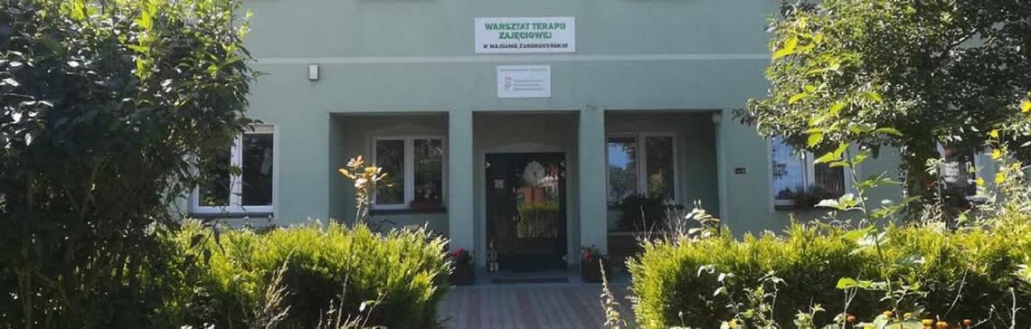Drugie podejście do remontu WTZ w Majdanie Zahorodyńskim. Gmina Siedliszcze ponownie ogłasza przetarg Władze gminy ponownie rozpoczęły procedurę wyboru wykonawcy remontu elewacji oraz prac związanych z zagospodarowaniem terenu wokół obiektu Warsztatów Terapii Zajęciowej w Majdanie Zahorodyńskim. Pierwsze postępowanie zostało unieważnione po tym, jak jedyna złożona oferta przekroczyła założenia.