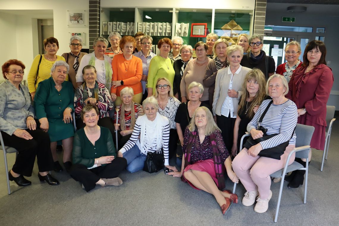 Wydarzenie zrealizowane 20 kwietnia zgromadziło około 30 osób, w tym dawne pracownice, ich rodziny oraz pasjonatów historii regionu.