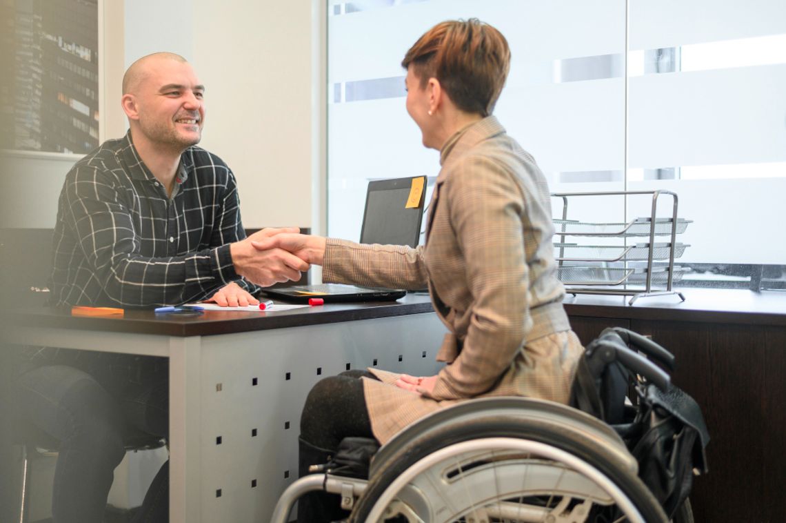 Dubienka inwestuje w bezpieczeństwo i dostępność. Tym razem AED i miejsce dla osób z niepełnosprawnościami Gmina Dubienka realizuje kolejne inwestycje, które mają poprawić bezpieczeństwo i dostępność dla mieszkańców. W ostatnich dniach samorząd uruchomił postępowania dotyczące zakupu dwóch defibrylatorów AED oraz budowy specjalnie oznakowanego miejsca parkingowego dla osób z niepełnosprawnościami.