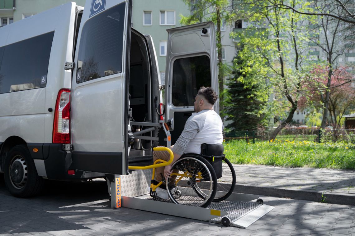 Dubienka kupuje nowy mikrobus dla osób z niepełnosprawnościami. Jest już przetarg Władze zamierzają kupić nowy mikrobus przystosowany do przewozu osób poruszających się na wózkach inwalidzkich. Samochód ma pomieścić dziewięć osób, w tym co najmniej jednego pasażera na wózku. Postępowanie już ruszyło, a swoje karty wykonawcy powinni odkryć do końca września.
