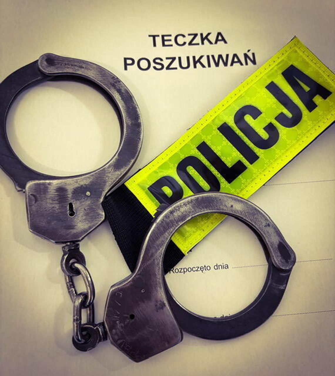 Dwóch poszukiwanych przestępców ukryło się pod jednym dachem Dwóch poszukiwanych przestępców ukryło się pod jednym dachem