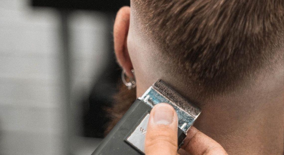 Dyrektor szkoły zawieszony. Kazał uczniowi ściąć włosy