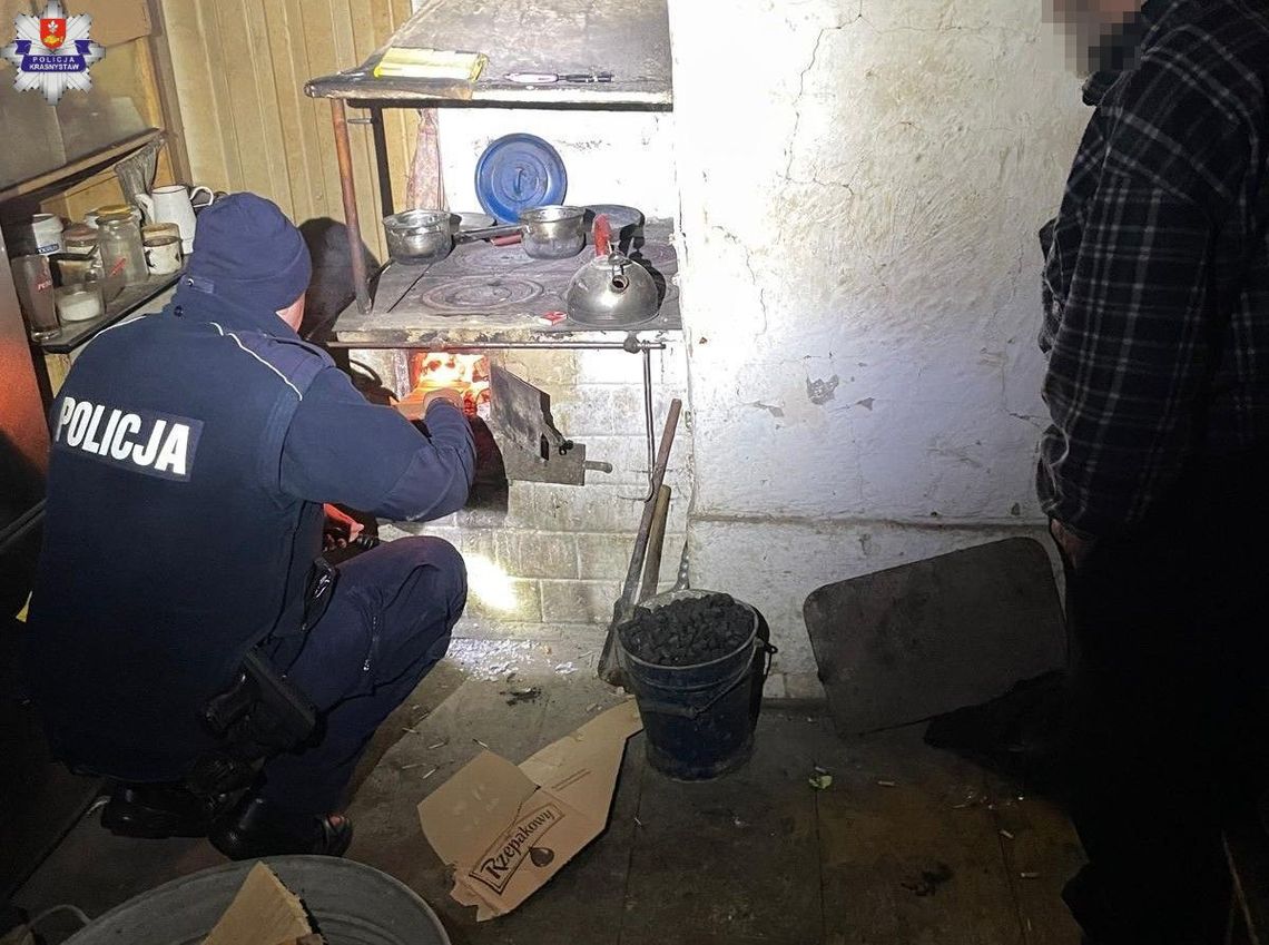 Dzielnicowi z Żółkiewki ratują seniora. W domu było zimno i ciemno