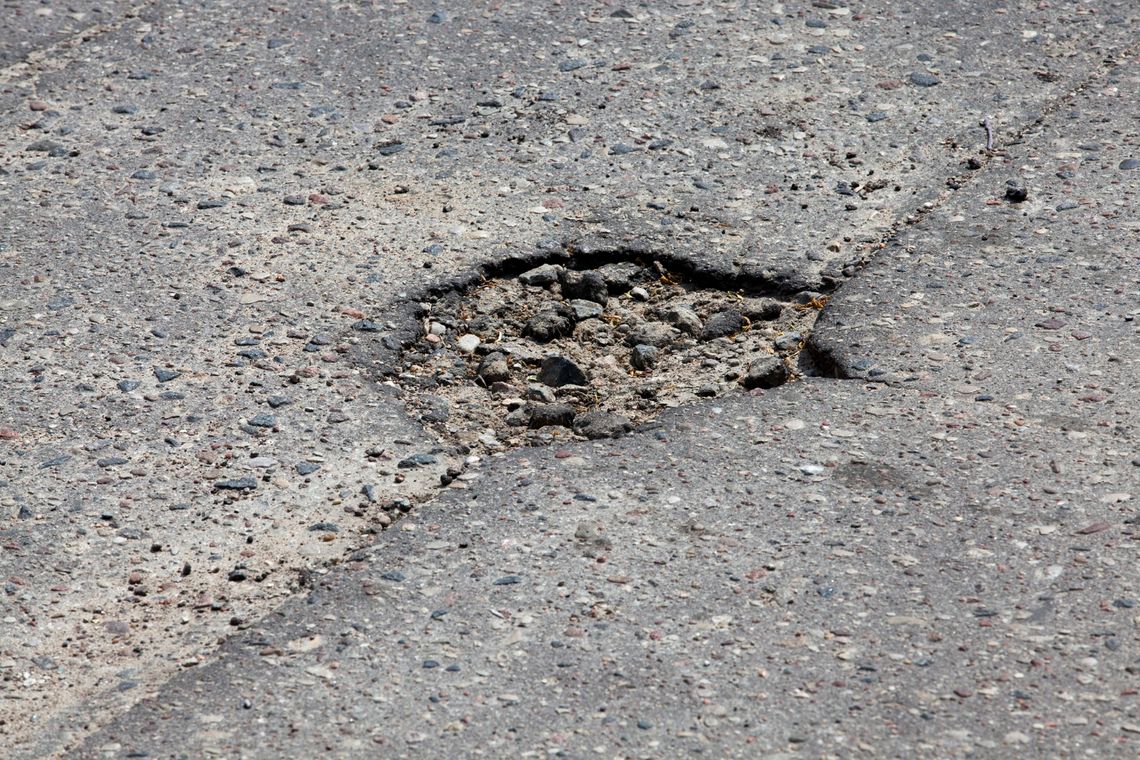 Dziurawe drogi pod lupą radnej. Znamy plany ratusza w sprawie trzech ulic w Chełmie Dziura w ulicy