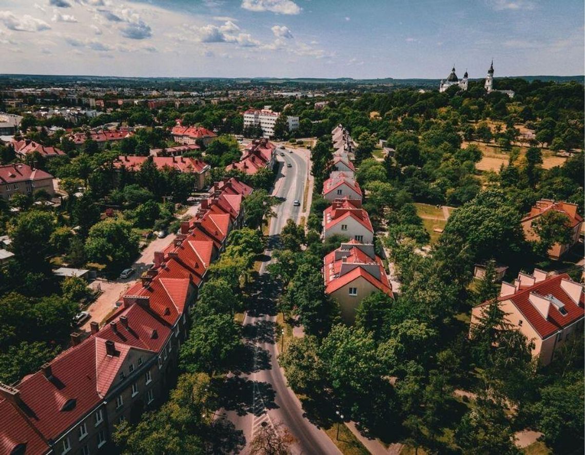 Dziury i zapadnięty asfalt w kilku miejscach Chełma. Ratusz wskazał terminy napraw Dziury i zapadnięty asfalt w kilku miejscach Chełma. Ratusz wskazał terminy napraw
