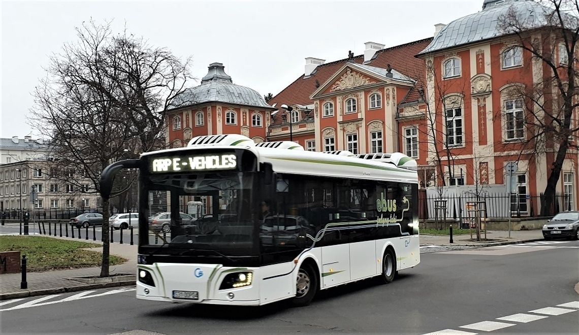 Elektryczny autobus powozi pasażerów CLA