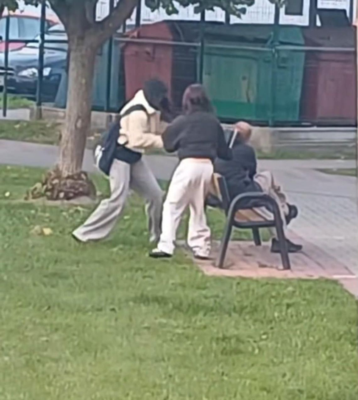 Film, który wstrząsnął Krasnymstawem. Nastolatki uderzają mężczyznę w głowę Film, który wstrząsnął Krasnymstawem. Nastolatki uderzają mężczyznę w głowę