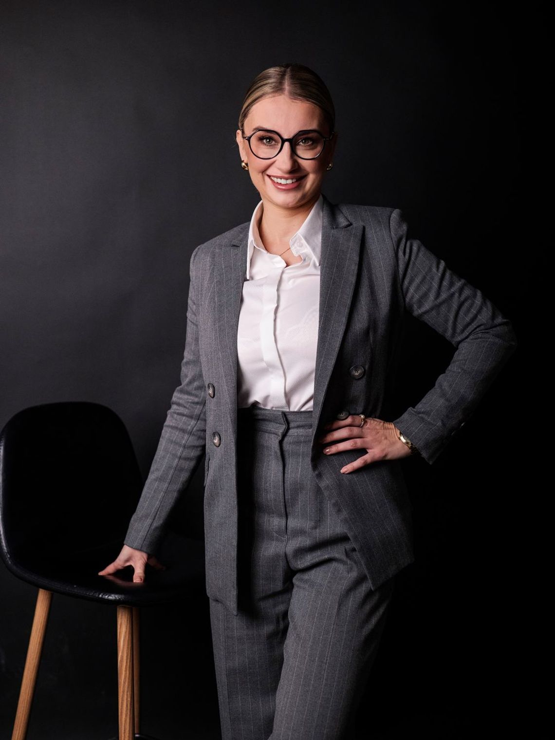 Mecenas Iwona Gleń, adwokat i Partner Zarządzający Kancelarii JASNA 3 w eleganckim szarym garniturze – ekspercka analiza audytu prawnego i podatkowego dla firm