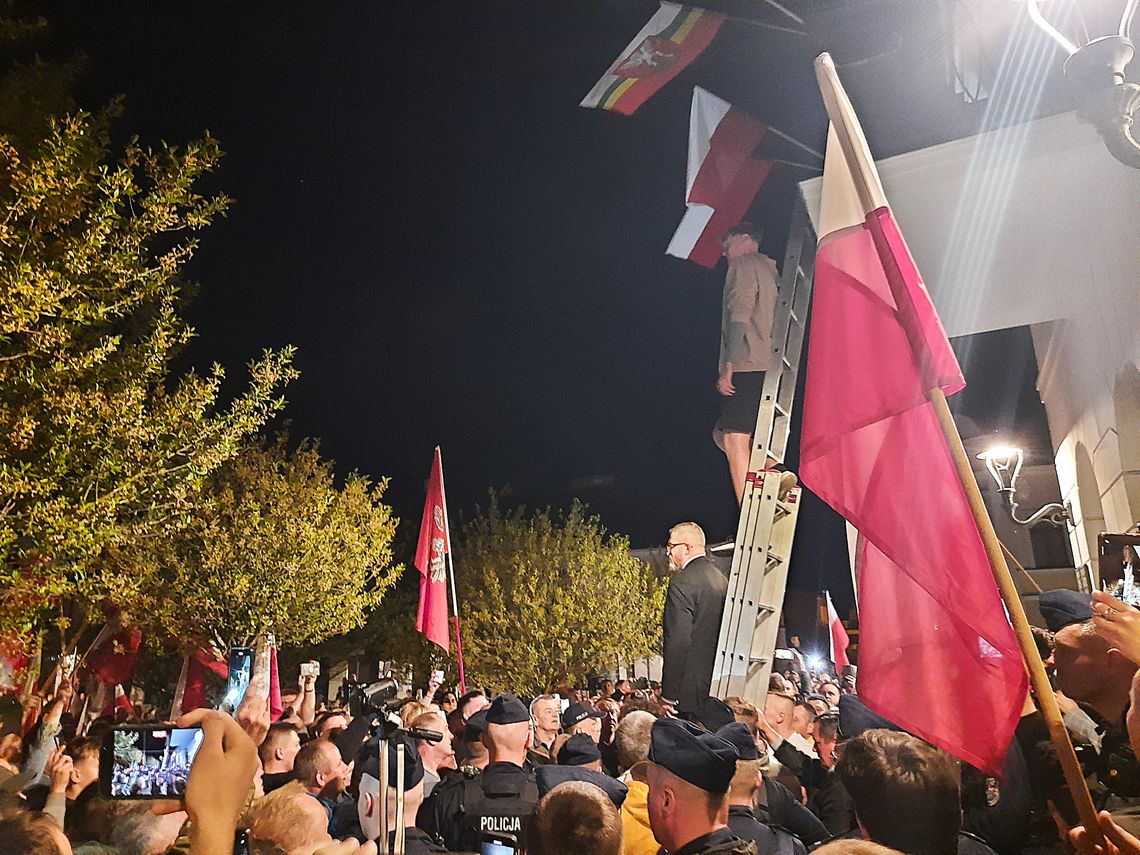 Flaga Ukrainy z Urzędu Miasta w Białej Podlaskiej została zdjęta [WIDEO, ZDJĘCIA]