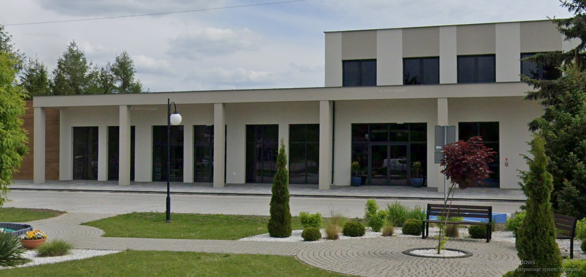 Przy Samorządowym Ośrodku Kultury w Leśniowicach powstanie nowoczesna przestrzeń do wypoczynku i spotkań mieszkańców. W planach są m.in. fontanna, nowe nasadzenia, parking oraz elementy małej architektury. Do przetargu zgłosiły się dwie firmy.