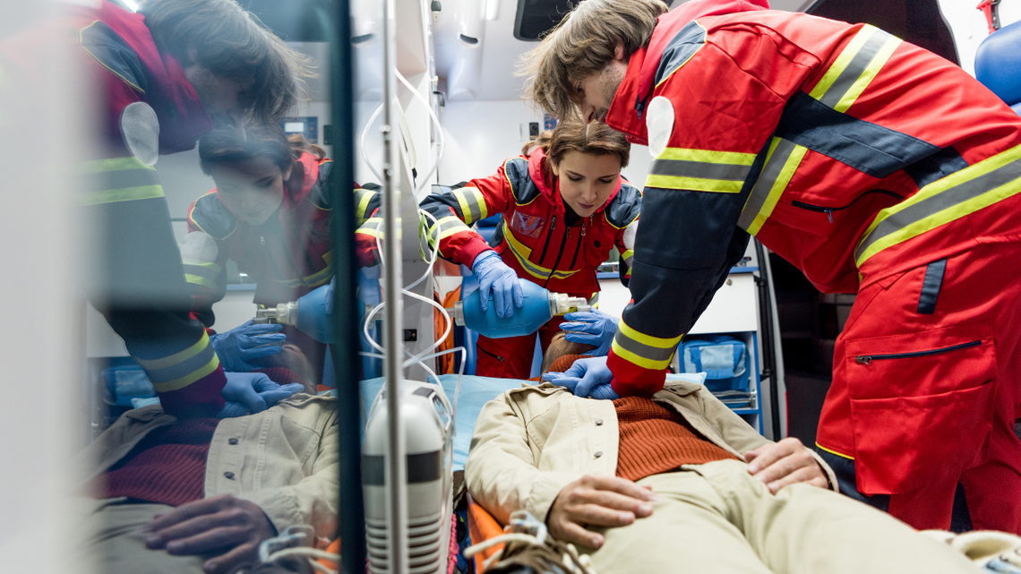 Gigantyczna pensja ponad 100 tys. zł nie przyciąga lekarzy. Kryzys dławi SOR-y