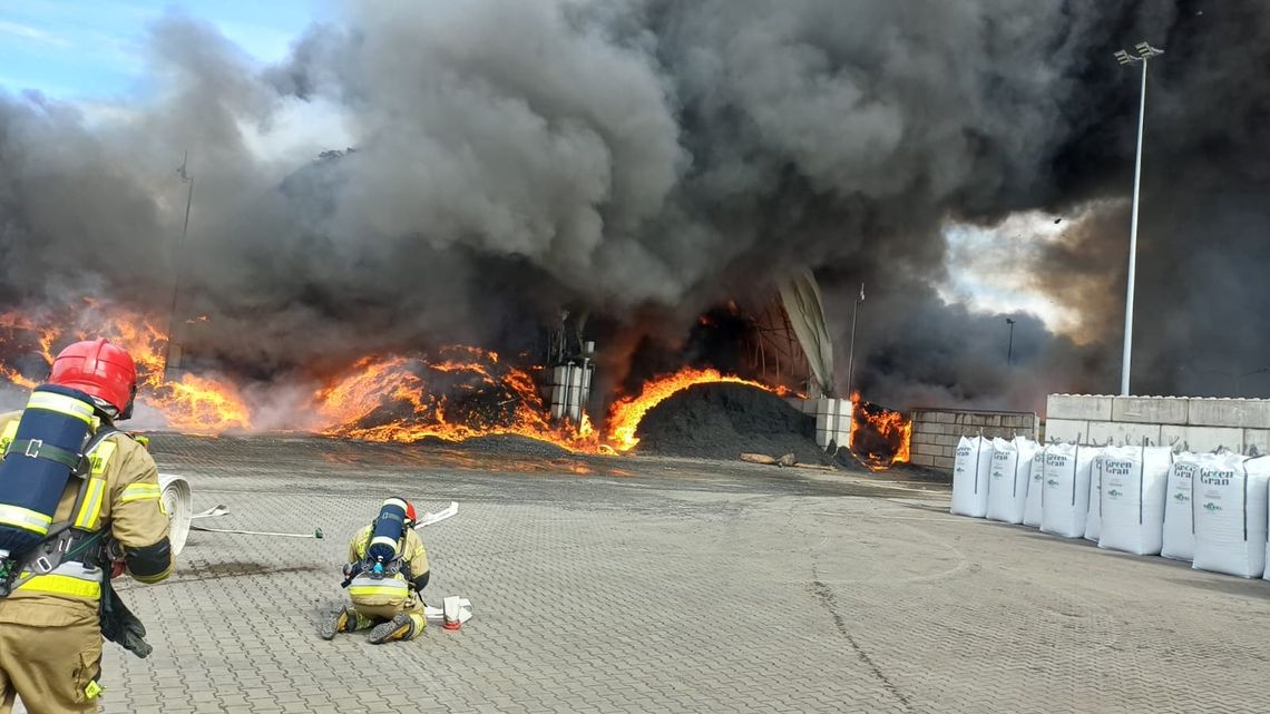 Gigantyczny pożar firmy recyklingowej. Chełmscy strażacy ponad dobę walczyli z żywiołem [ZDJĘCIA]