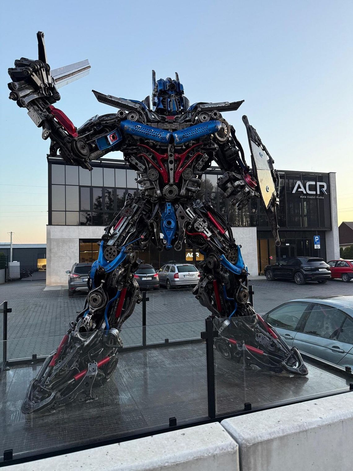 Gigantyczny robot z części samochodowych stoi w Rudce przed Chełmem.