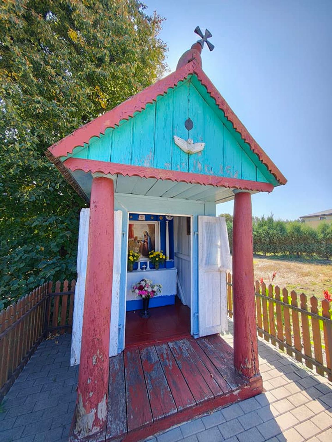 Powraca sprawa zabytkowej, XIX-wiecznej kapliczki w Raciborowicach. Jeden z naszych Czytelników obserwuje ten obiekt od lat i martwi się, że zostanie doszczętnie zniszczony przez wilgoć. Za jego obecny stan techniczny, jak twierdzi, odpowiadać mają wody spływające bezpośrednio z jezdni drogi.