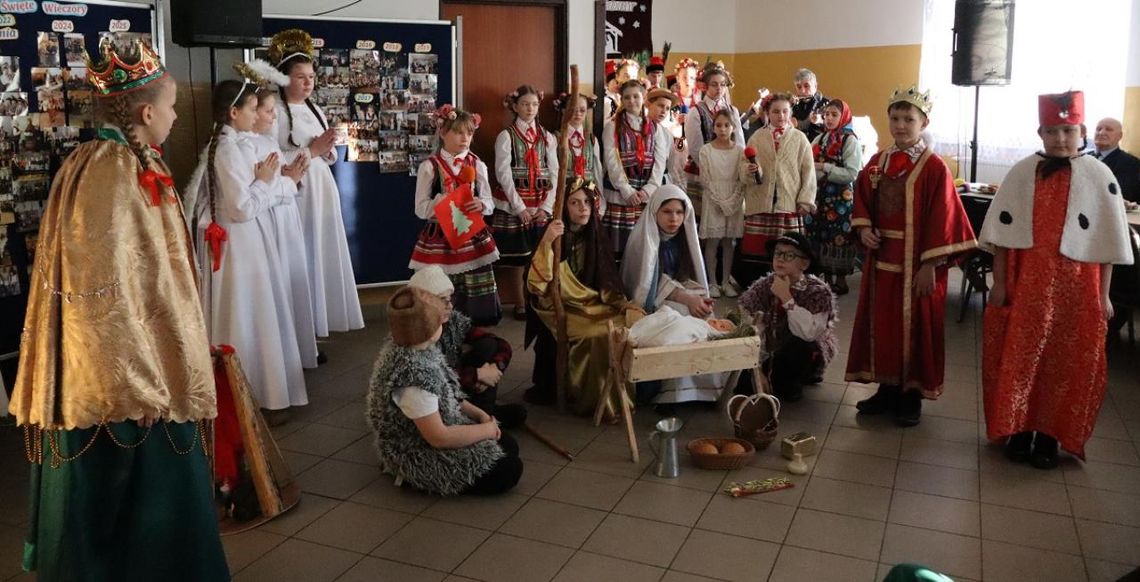 18 stycznia w świetlicy wiejskiej w Strzelcach odbyło się uroczyste spotkanie pod hasłem „Święte wieczory”.