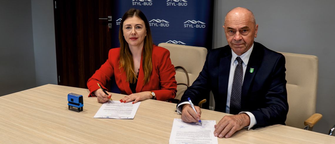 Zarówno mieszkańcy, jak i samorządowcy mogą być już pewni, że prace związane z budową amfiteatru w Żółtańcach ruszą wkrótce pełną parą. Wójt Wiesław Kociuba podpisał umowę z wykonawcą, który został wyłoniony w toku postępowania przetargowego. Warto więc przypomnieć, co wiemy o tej inwestycji.