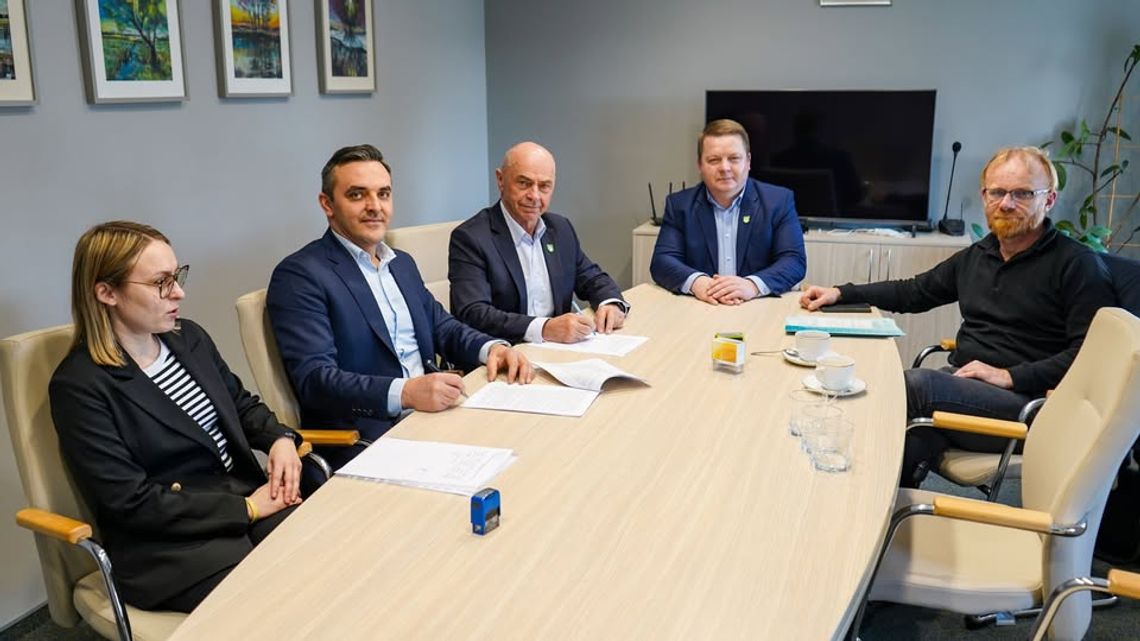 Bez najmniejszego problemu władzom gminy udało się wyłonić wykonawcę zadań drogowych, jakie zostały zaplanowane w odniesieniu do trzech gminnych miejscowości. Otwarcie ofert przyniosło miłą niespodziankę.