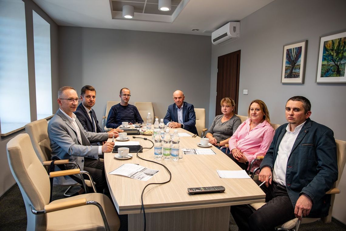 Gm. Chełm. Powstanie gigantyczny „suchy port"? Gmina kontynuuje procedurę planistyczną Wójt Wiesław Kociuba poinformował o rozpoczęciu procedury sporządzania miejscowego planu zagospodarowania przestrzennego dla terenów położonych w obrębie ewidencyjnym Srebrzyszcze. Dokument ma umożliwić realizację jednej z największych inwestycji logistycznych we wschodniej Polsce.