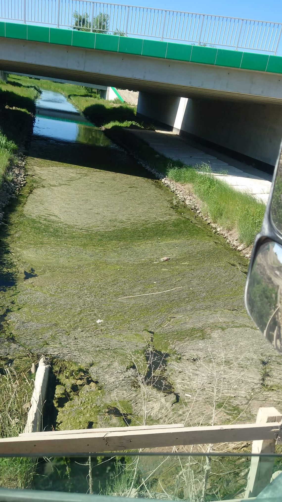 Gm. Chełm. Uherka i Stańków na cenzurowanym. Pojawił się niepokojący osad, więc mieszkańcy wolą dmuchać na zimne Niepokojące zjawiska, jakie miały miejsce w lipcu ubiegłego roku, wyostrzyły u mieszkańców gminy zmysł obserwacji i teraz ze szczególną uwagą przyglądają się temu, co dzieje się na odcinku rzeki Uherka w pobliżu zbiornika Stańków. Kolejne niepokojące sygnały z tamtych okolic trafiły do nas niedawno