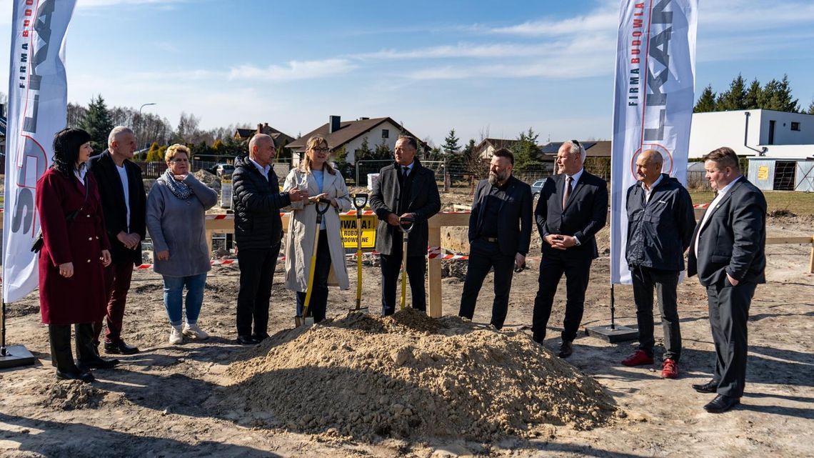 Przedstawiciele lokalnego samorządu oraz wykonawca inwestycji dokonali symbolicznego otwarcia robót na placu budowy nowego przedszkola w Żółtańcach-Kolonii. To zdaniem mieszkańców przedsięwzięcie, które odmieni standard życia lokalnej społeczności.