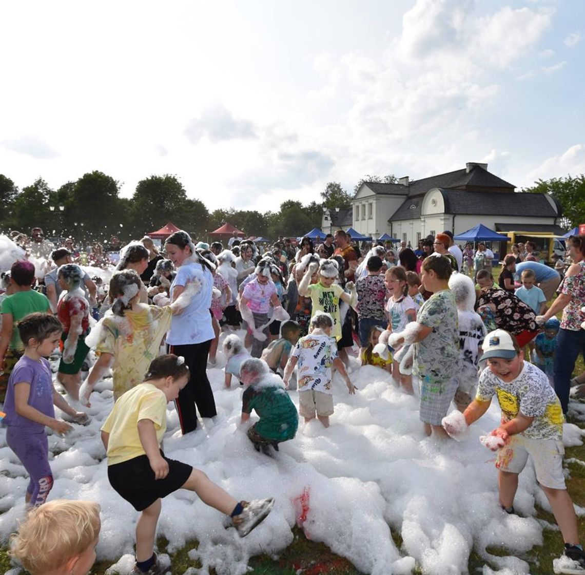 Radosny charytatywny Dzień Dziecka w Dorohusku. Podczas biegu zbierali pieniążki dla chorego Szymona