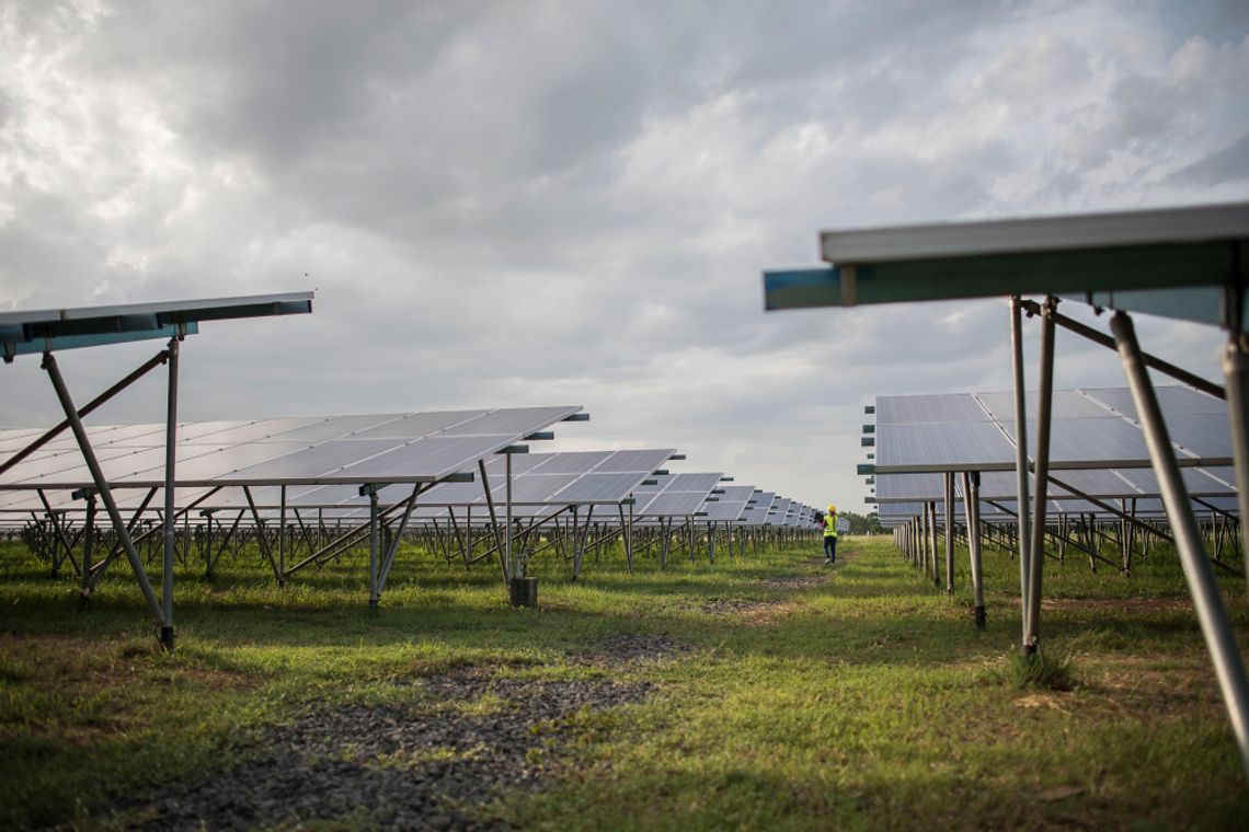 Gm. Dorohusk. Przyglądają się zielonej energii. Nowe wymogi i wydłużone terminy dla gigantycznej farmy słonecznej Budowa elektrowni słonecznej PV Dorohusk GPO o mocy do 49 MW wkracza w kolejną fazę proceduralną. Najnowsze ustalenia z 3 czerwca tego roku wskazują, że wójt Wojciech Sawa wezwał inwestora – warszawską spółkę Universe Energy Zielona – do złożenia szczegółowych wyjaśnień i uzupełnień w dokumentacji.
