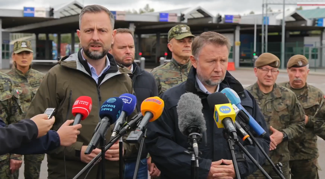 Więcej wojska, miejsca ukrycia i nowe procedury bezpieczeństwa. Co zmieni się na granicy w Dorohusku? Wzmocniona obrona przeciwlotnicza i przeciwdronowa, dodatkowe zabezpieczenia przejścia granicznego, miejsca ukrycia dla 650 osób oraz nowe procedury na wypadek zagrożenia - o działaniach podejmowanych na wschodniej granicy mówili w Dorohusku wicepremier Władysław Kosiniak-Kamysz