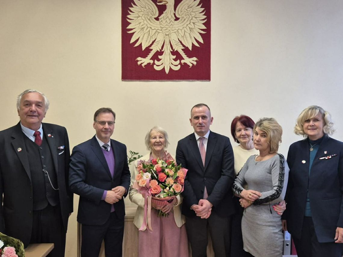 Niegdysiejsza mieszkanka Rogatki, a obecnie Myśliborza – Wanda Więcławik (z domu Steć), została uhonorowana najwyższym odznaczeniem na terenie województwa zachodniopomorskiego, czyli Złotą Odznaką Honorową Gryfa Zachodniopomorskiego. Ci, którzy znają bogate życie 100-latki, nie mają wątpliwości, że