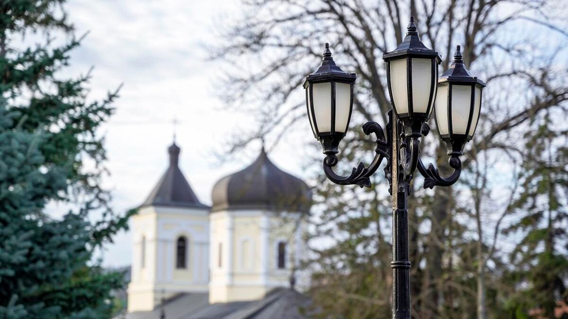 Gm. Dubienka. Powoli rozświetlają gminę. Także w parku