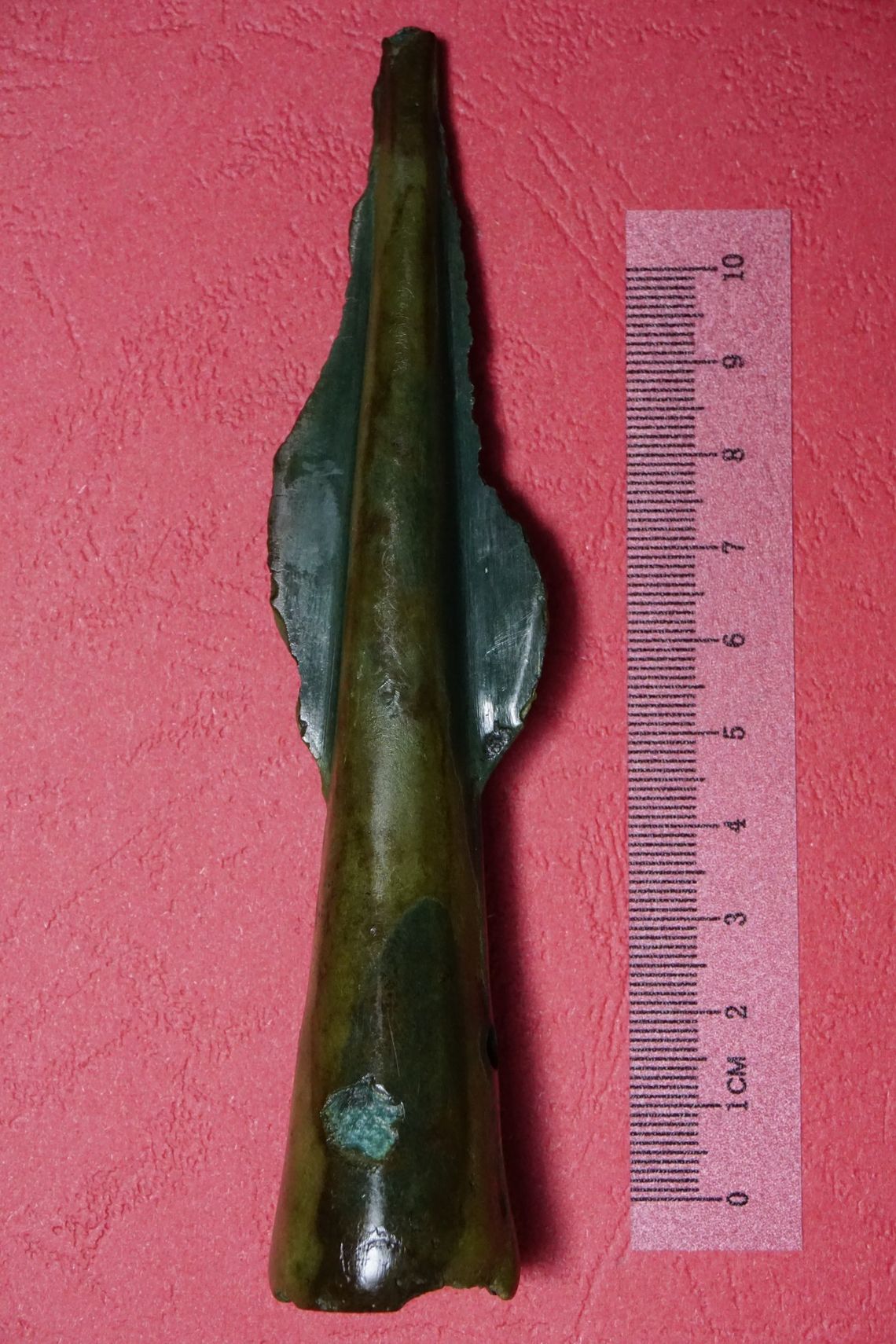 Podczas poszukiwań prowadzonych przez pasjonatów zrzeszonych w Fundacji „Historyczna Lubelszczyzna” odnaleziono wykonany z brązu grot włóczni. Przedmiot wykuto najprawdopodobniej ok. 1300 lat przed naszą erą. Zabytek, będący świadectwem dawnej sztuki wojennej, wzbogaci zbiory Muzeum Ziemi Chełmskiej