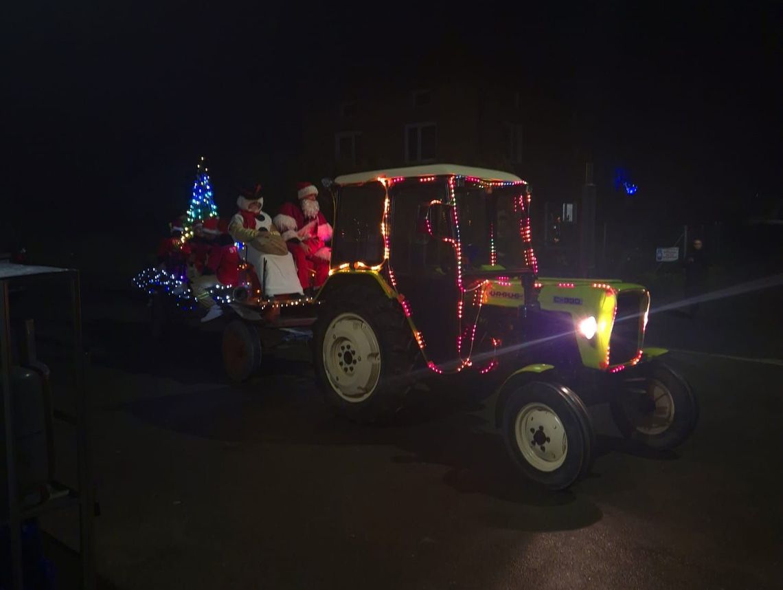 Gm. Fajsławice. Święty Mikołaj przyjechał… na starym wozie strażackim - wyjątkowa akcja młodzieży z Woli Idzikowskiej Gm. Fajsławice. Święty Mikołaj przyjechał… na starym wozie strażackim - wyjątkowa akcja młodzieży z Woli Idzikowskiej