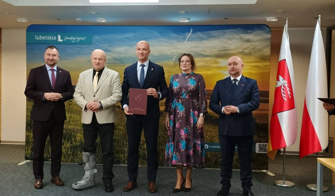 wójt alan struski w środku z umową dotacyjną, w towarzystwie członków zarządu województwa lubelskiego