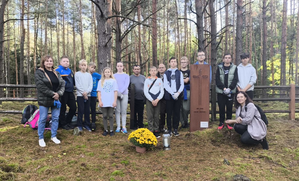 Gm. Hańsk. Mieszkańcy Macoszyna Małego porządkują miejsca pamięci