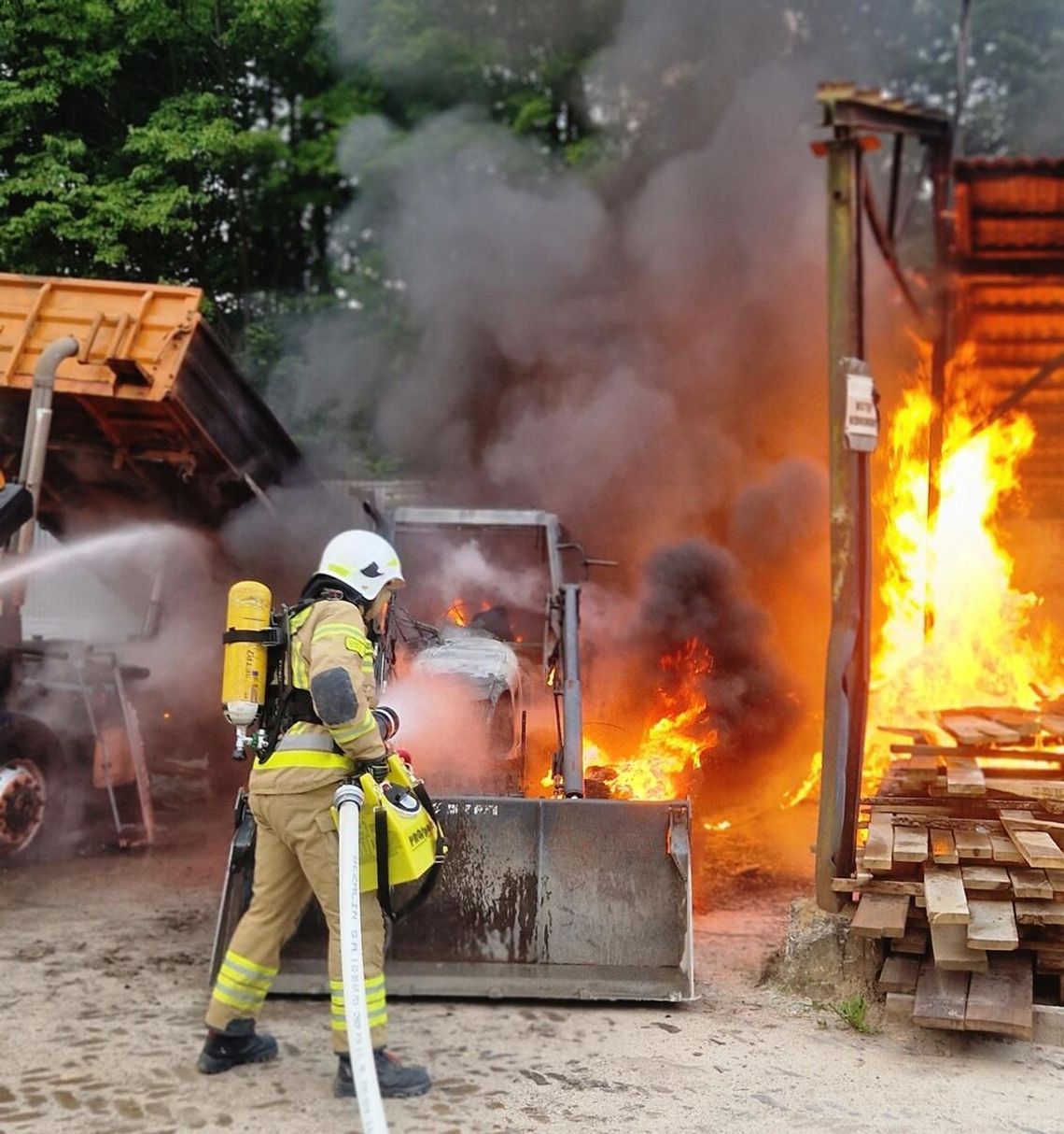 Gm. Izbica. Ciągnik stanął w ogniu. Strażacy ratowali ciężarówkę i wiatę