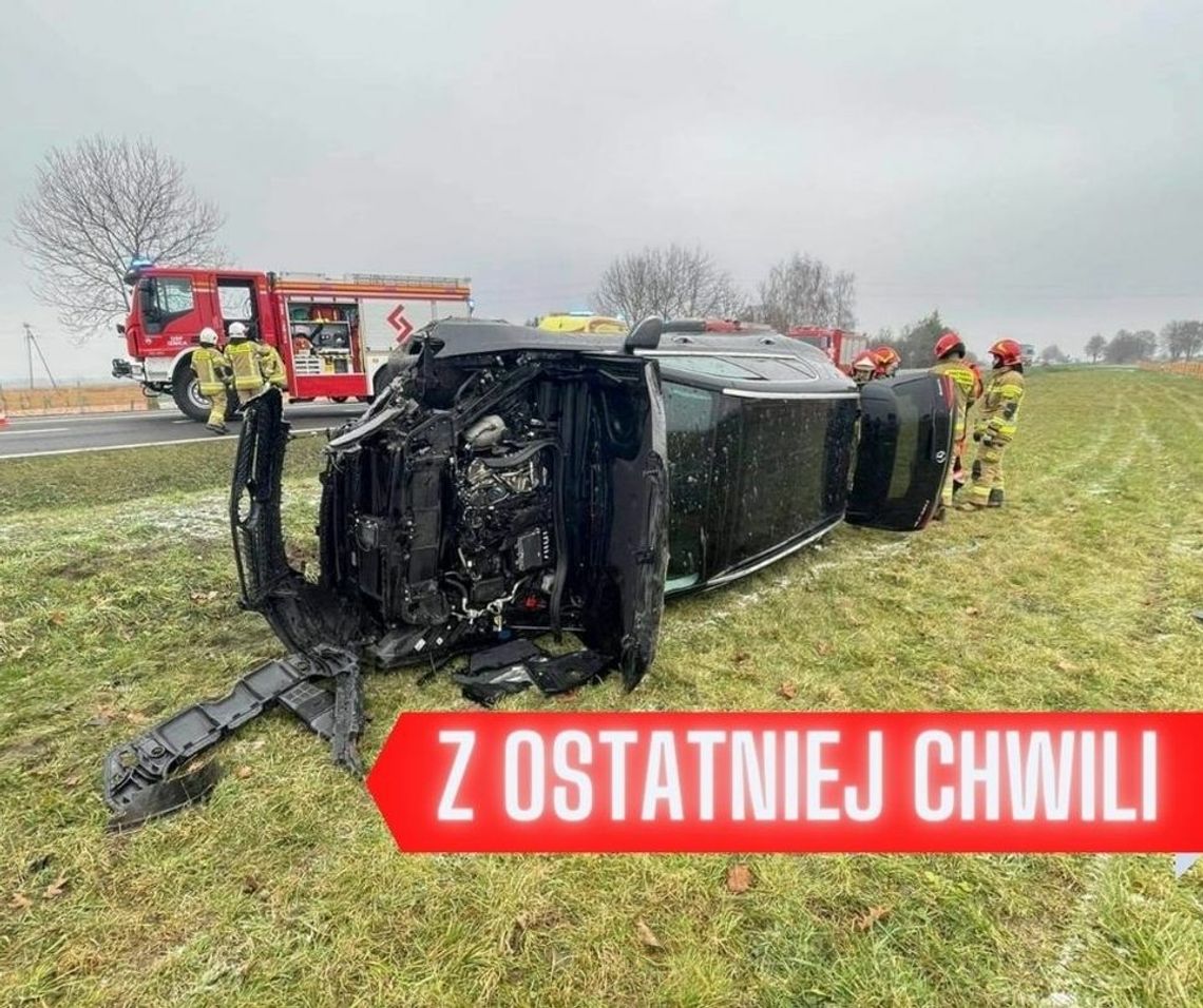 Gm. Izbica. Dachowanie na drodze krajowej nr 17. Interweniują służby!