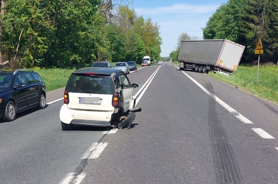 Gm. Izbica. Smart zderzył się z ciężarówką. Droga już odblokowana!