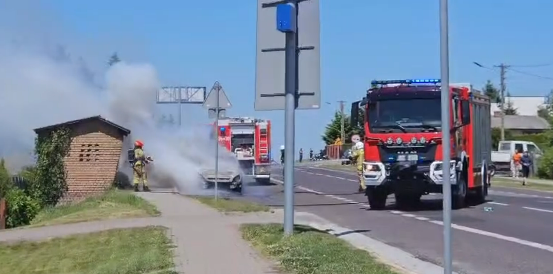 Izbica. Trwa akcja gaśnicza, płonie auto