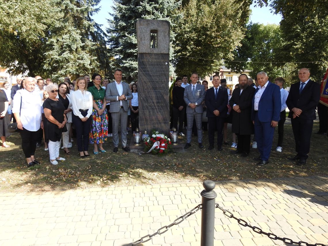 Gm. Izbica. Odsłonięto tablicę ku pamięci pomordowanych