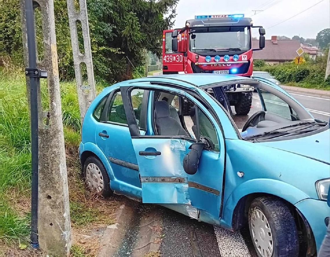 auto uderzyło w słup