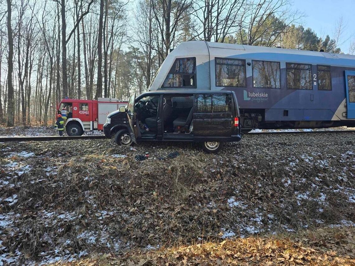 Gm. Izbica. Zderzenie busa z szynobusem w Wale. Jedna osoba trafiła do szpitala