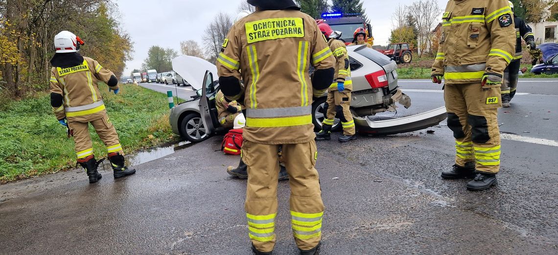 Gm. Izbica. Zderzenie trzech aut. Kierująca straciła panowanie nad skodą...