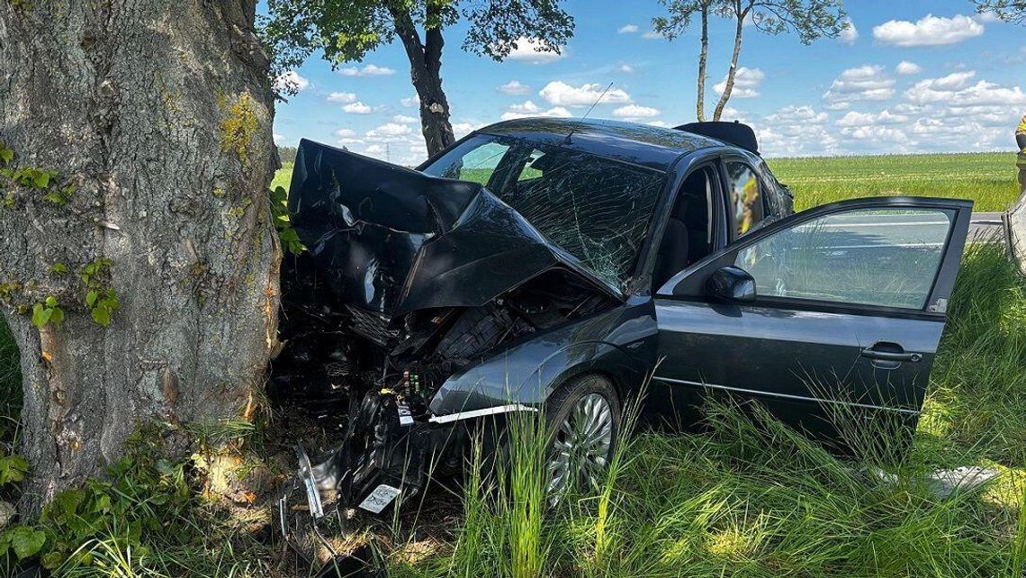 Nastolatek z impetem wjechał w drzewo